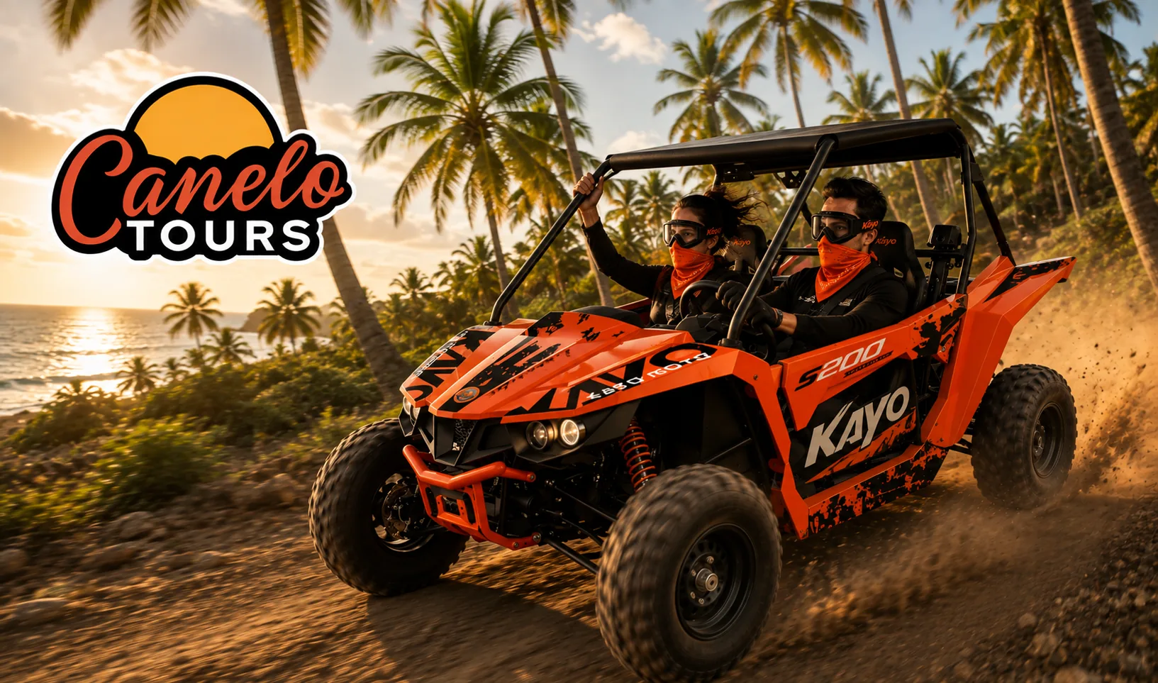 Buggy naranja de Canelo Tours levantando polvo en un sendero costero de Punta Cana, con palmeras y el mar al atardecer.